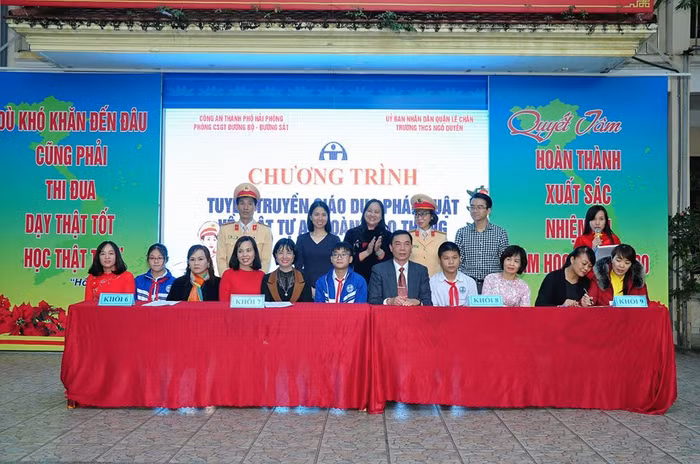 Phụ huynh, học sinh và giáo viên chủ nhiệm các lớp ký cam kết bảo đảm trật tự an toàn giao thông (Ảnh: Lã Tiến)