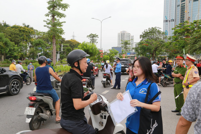 Phụ huynh dặn dò thí sinh trước khi vào phòng thi (Ảnh: Lã Tiến) GDVN_hp-thi-chuyen-tran-phu-2.jpg