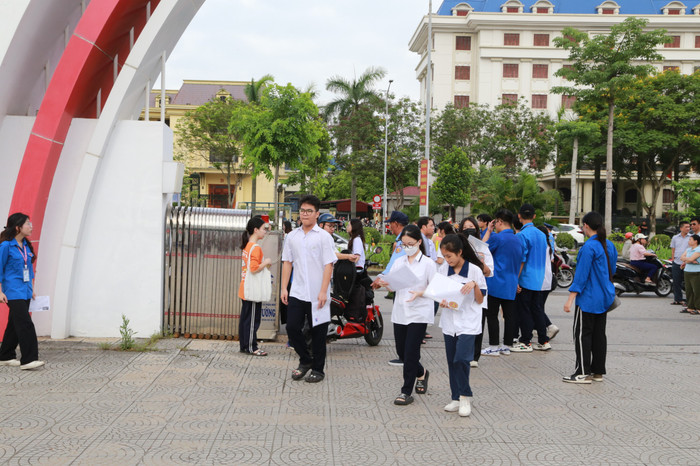 Các thí sinh tới dự thi tại Hội đồng thi Trường Trung học phổ thông chuyên Trần Phú (Ảnh: Lã Tiến) GDVN_hp-thi-chuyen-tran-phu-6.jpg