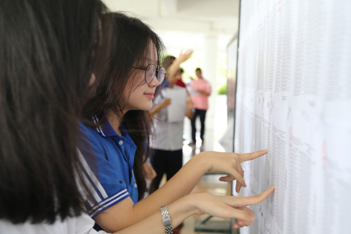 Thí sinh xem lại số báo danh trước khi vào phòng thi (Ảnh: Lã Tiến) GDVN_hp-thi-chuyen-tran-phu-7.jpg