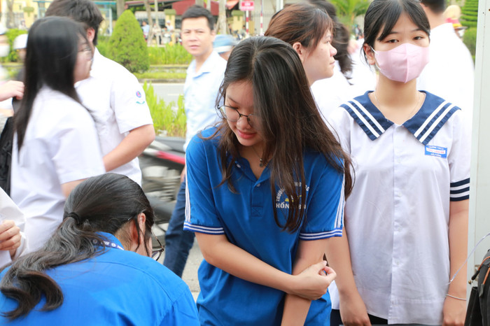 Lực lượng tình nguyện viên đã tích cực hỗ trợ các thí sinh gửi đồ bên ngoài cổng trường (Ảnh: Lã Tiến) GDVN_hp-thi-chuyen-tran-phu-4.jpg
