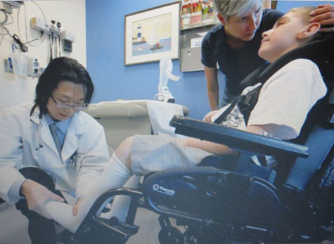 Yano làm việc tại bệnh viện năm 2012. Ảnh chụp lại từ trang web báo Chicago Tribune Yano làm việc tại bệnh viện năm 2012. Ảnh chụp lại từ trang web báo Chicago Tribune