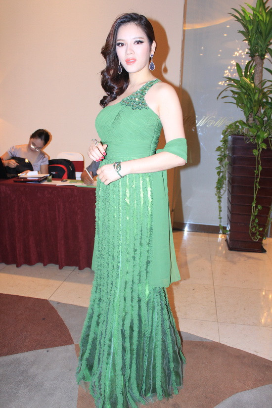 Lý Nhã Kỳ tiếp tục "trưng" hàng hiệu.