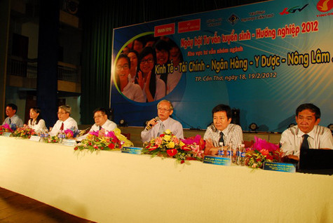 Khu vực tư vấn nhóm ngành kinh tế - tài chính - ngân hàng - y dược - nông lâm - Ảnh : Hoàng Thạch Vân