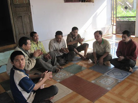 Phút vui đùa của “bố” Phước và các “con” trong căn nhà do anh xây dựng cho họ. Ảnh: Tùy Phong. Phút vui đùa của “bố” Phước và các “con” trong căn nhà do anh xây dựng cho họ. Ảnh: Tùy Phong.