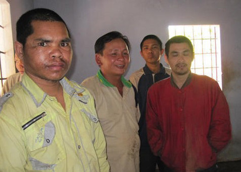 Anh Phước (thứ hai từ trái sang) đang hỏi han các “con” về tâm trạng, sức khỏe. Ảnh: Tùy Phong Anh Phước (thứ hai từ trái sang) đang hỏi han các “con” về tâm trạng, sức khỏe. Ảnh: Tùy Phong