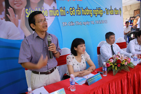 Ban tư vấn sức khỏe mùa thi, gỡ rối hướng nghiệp, tư vấn tâm lý tại ngày hội - Ảnh: Như Hùng