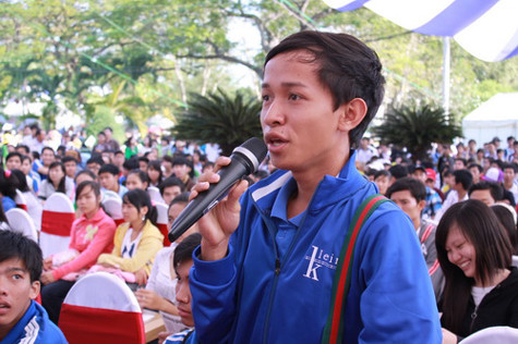 Học sinh đặt câu hỏi cho ban tư vấn - Ảnh: Như Hùng