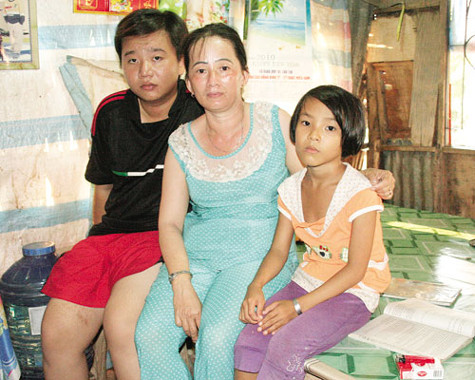 Gia đình chị Tuyền đang rơi vào bế tắc sau khi ông Hoàng bỏ trốn Gia đình chị Tuyền đang rơi vào bế tắc sau khi ông Hoàng bỏ trốn