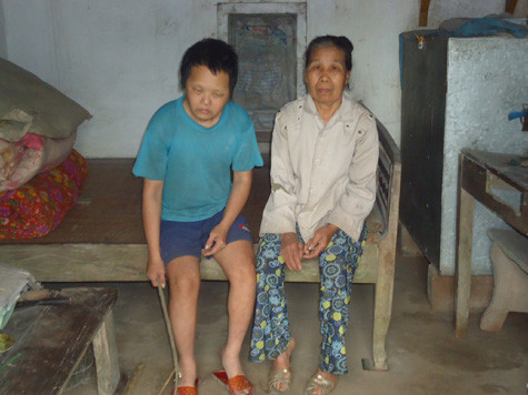 Hai chị em bà Toàn trong căn nhà nhỏ.