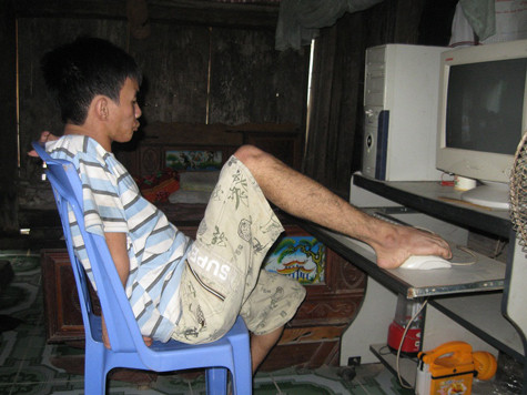 Cương và chiếc máy tính được tặng Cương và chiếc máy tính được tặng