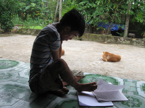 Cương miệt mài bên trang sách Cương miệt mài bên trang sách