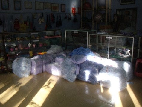 Một lô sản phẩm do các em làm ra chuẩn bị xuất bán. Một lô sản phẩm do các em làm ra chuẩn bị xuất bán.