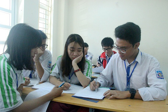Em Đoàn Tiến Mạnh trao đổi bài tập, chia sẻ kinh nghiệm học tiếng Anh với các bạn học sinh trong lớp (Ảnh: CTV) Em Đoàn Tiến Mạnh trao đổi bài tập, chia sẻ kinh nghiệm học tiếng Anh với các bạn học sinh trong lớp (Ảnh: CTV)