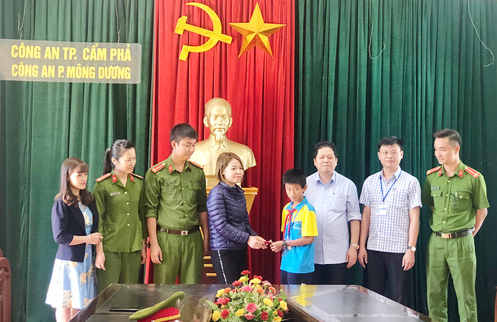 Em Đinh Tiến Dũng cùng Công an phường Mông Dương trao trả vàng cho chị Linh. (Ảnh: Báo Quảng Ninh) Em Đinh Tiến Dũng cùng Công an phường Mông Dương trao trả vàng cho chị Linh. (Ảnh: Báo Quảng Ninh)