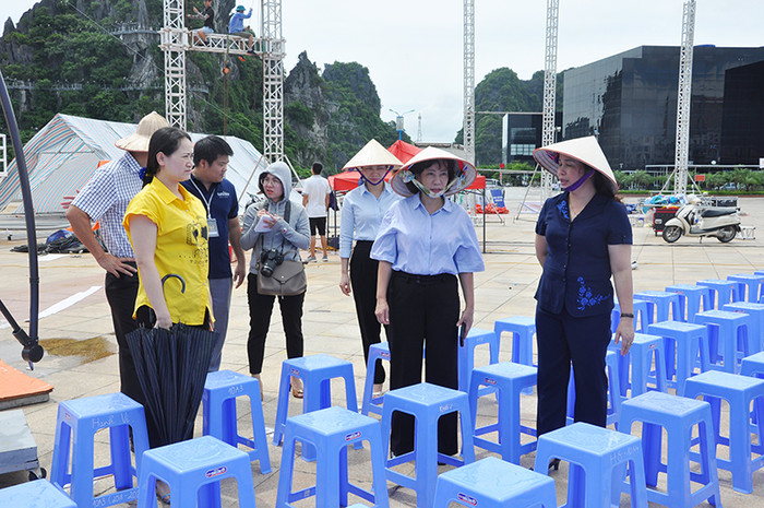 Lãnh đạo Ủy ban nhân dân tỉnh Quảng Ninh kiểm tra công tác chuẩn bị tại điểm cầu Olympia lần thứ 18 (Ảnh: CTV) Lãnh đạo Ủy ban nhân dân tỉnh Quảng Ninh kiểm tra công tác chuẩn bị tại điểm cầu Olympia lần thứ 18 (Ảnh: CTV)