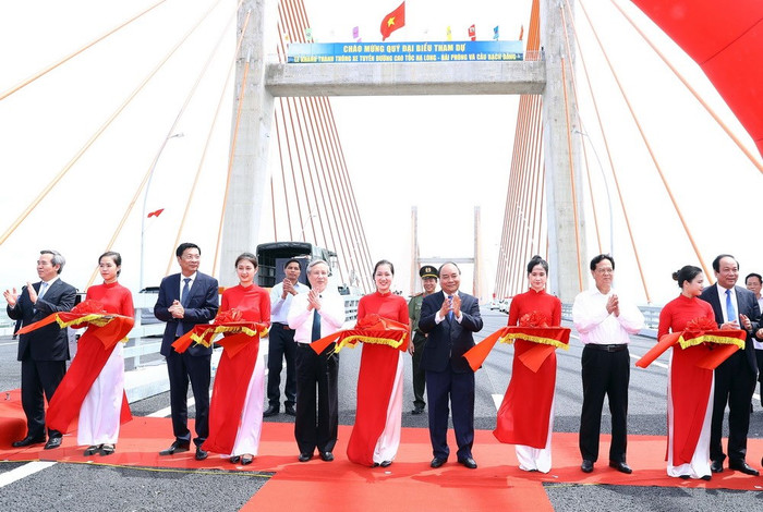 Thủ tướng Nguyễn Xuân Phúc cùng các đại biểu cắt băng khánh thành, phát lệnh thông xe tuyến đường cao tốc Hạ Long - Hải Phòng và cầu Bạch Đằng (Ảnh: TTXVN) Thủ tướng Nguyễn Xuân Phúc cùng các đại biểu cắt băng khánh thành, phát lệnh thông xe tuyến đường cao tốc Hạ Long - Hải Phòng và cầu Bạch Đằng (Ảnh: TTXVN)