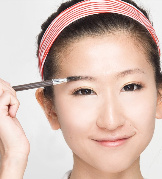 Dùng cọ chải lông mày, cho các sợi lông nằm "ngoan hiền, ngay ngắn". Xem thêm: Lên đời nhan sắc nhờ trang điểm / Điểm danh những chiếc cằm mới của Sao Việt. Dùng cọ chải lông mày, cho các sợi lông nằm "ngoan hiền, ngay ngắn". Xem thêm: Lên đời nhan sắc nhờ trang điểm / Điểm danh những chiếc cằm mới của Sao Việt.