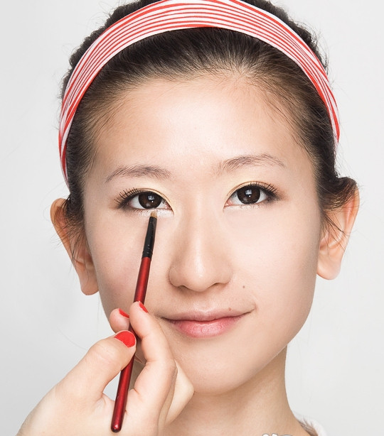 Dùng bút nhũ bạc kẻ đường viền cho mí mắt dưới. Xem thêm: Lên đời nhan sắc nhờ trang điểm / Điểm danh những chiếc cằm mới của Sao Việt. Dùng bút nhũ bạc kẻ đường viền cho mí mắt dưới. Xem thêm: Lên đời nhan sắc nhờ trang điểm / Điểm danh những chiếc cằm mới của Sao Việt.