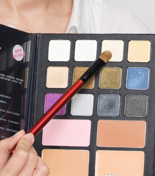 Bước 5: chọn mầu trắng là mầu nền cho mi mắt. Xem thêm: Lên đời nhan sắc nhờ trang điểm / Điểm danh những chiếc cằm mới của Sao Việt. Bước 5: chọn mầu trắng là mầu nền cho mi mắt. Xem thêm: Lên đời nhan sắc nhờ trang điểm / Điểm danh những chiếc cằm mới của Sao Việt.