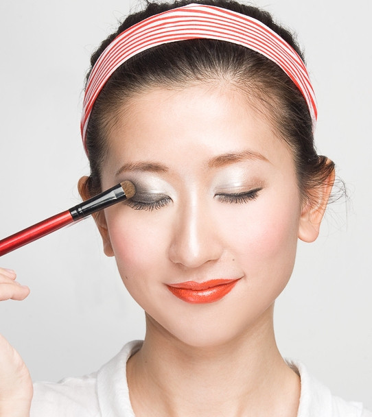 Để tạo chiều sâu và sự bí ẩn cho đôi mắt, bạn nên chọn tông màu cà phê cháy kết hợp cùng nhũ ánh bạc. Xem thêm: Lên đời nhan sắc nhờ trang điểm / Điểm danh những chiếc cằm mới của Sao Việt. Để tạo chiều sâu và sự bí ẩn cho đôi mắt, bạn nên chọn tông màu cà phê cháy kết hợp cùng nhũ ánh bạc. Xem thêm: Lên đời nhan sắc nhờ trang điểm / Điểm danh những chiếc cằm mới của Sao Việt.