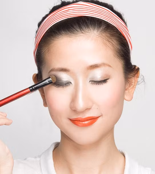 Để tạo chiều sâu và sự bí ẩn cho đôi mắt, bạn nên chọn tông màu cà phê cháy kết hợp cùng nhũ ánh bạc. Xem thêm: Lên đời nhan sắc nhờ trang điểm / Điểm danh những chiếc cằm mới của Sao Việt.