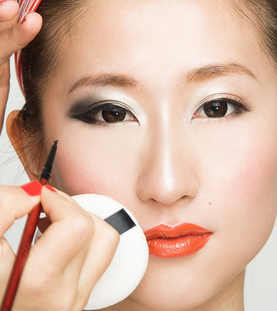 Cuối cùng tô đậm mí mắt mèo. Bước này giúp mắt bạn thêm sắc sảo. Xem thêm: Lên đời nhan sắc nhờ trang điểm / Điểm danh những chiếc cằm mới của Sao Việt. Cuối cùng tô đậm mí mắt mèo. Bước này giúp mắt bạn thêm sắc sảo. Xem thêm: Lên đời nhan sắc nhờ trang điểm / Điểm danh những chiếc cằm mới của Sao Việt.