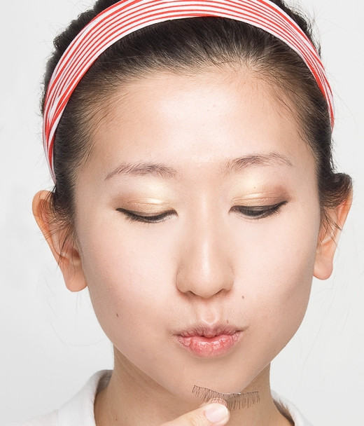 Lựa đôi mi giả ưng ý, khẽ quết hồ rồi khéo léo dán lên mi mắt. Xem thêm: Lên đời nhan sắc nhờ trang điểm / Điểm danh những chiếc cằm mới của Sao Việt. Lựa đôi mi giả ưng ý, khẽ quết hồ rồi khéo léo dán lên mi mắt. Xem thêm: Lên đời nhan sắc nhờ trang điểm / Điểm danh những chiếc cằm mới của Sao Việt.