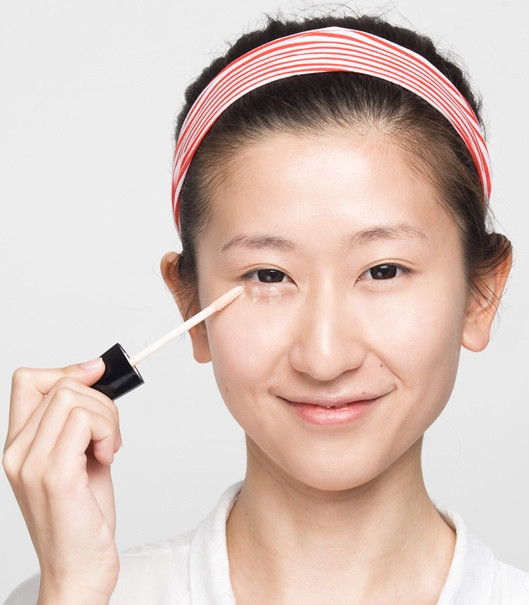 Bước 2: Dùng kem che khuyết điểm chấm vào vùng quầng thâm quanh mắt, vào cả các đốt tàn nhang, mụn (nếu có). Xem thêm: Lên đời nhan sắc nhờ trang điểm / Điểm danh những chiếc cằm mới của Sao Việt. Bước 2: Dùng kem che khuyết điểm chấm vào vùng quầng thâm quanh mắt, vào cả các đốt tàn nhang, mụn (nếu có). Xem thêm: Lên đời nhan sắc nhờ trang điểm / Điểm danh những chiếc cằm mới của Sao Việt.