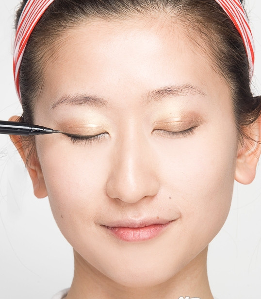 Tiếp theo, dùng bút nước kẻ viền mắt mèo. Xem thêm: Lên đời nhan sắc nhờ trang điểm / Điểm danh những chiếc cằm mới của Sao Việt. Tiếp theo, dùng bút nước kẻ viền mắt mèo. Xem thêm: Lên đời nhan sắc nhờ trang điểm / Điểm danh những chiếc cằm mới của Sao Việt.