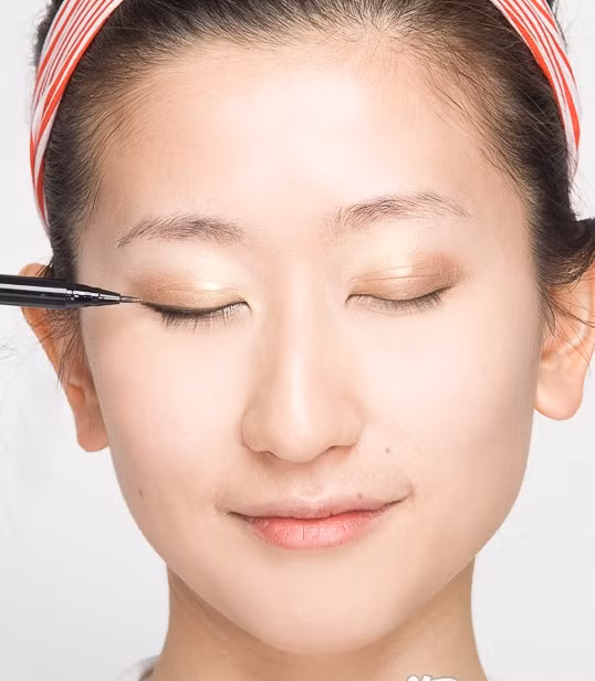 Tiếp theo, dùng bút nước kẻ viền mắt mèo. Xem thêm: Lên đời nhan sắc nhờ trang điểm / Điểm danh những chiếc cằm mới của Sao Việt.