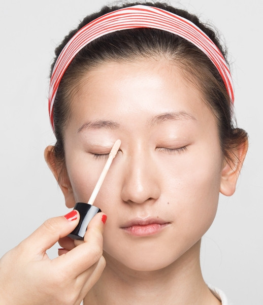 Bước 3: Chấm kem nền dành riêng cho mí mắt. Xem thêm: Lên đời nhan sắc nhờ trang điểm / Điểm danh những chiếc cằm mới của Sao Việt. Bước 3: Chấm kem nền dành riêng cho mí mắt. Xem thêm: Lên đời nhan sắc nhờ trang điểm / Điểm danh những chiếc cằm mới của Sao Việt.