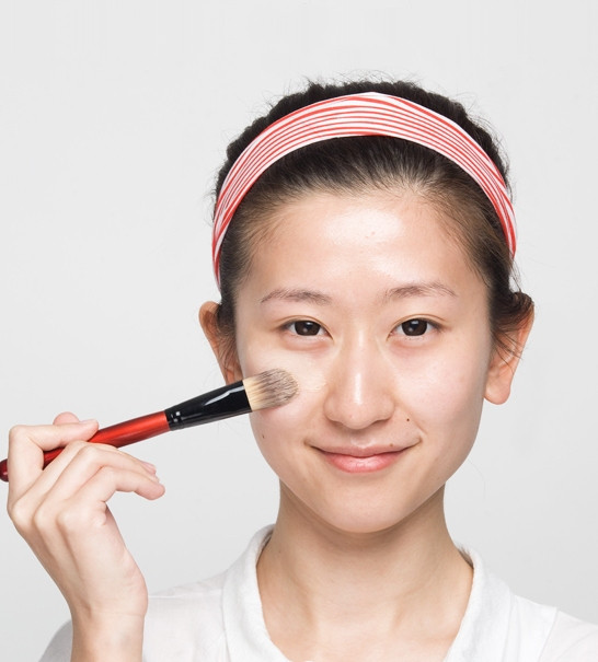 Bước 1: Dùng kem nền chấm vào các điểm chính trên khuôn mặt. Sau đó, dùng cây cọ nhỏ chải đều kem. Xem thêm: Lên đời nhan sắc nhờ trang điểm / Điểm danh những chiếc cằm mới của Sao Việt. Bước 1: Dùng kem nền chấm vào các điểm chính trên khuôn mặt. Sau đó, dùng cây cọ nhỏ chải đều kem. Xem thêm: Lên đời nhan sắc nhờ trang điểm / Điểm danh những chiếc cằm mới của Sao Việt.