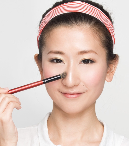 Dùng high light tô điểm dọc theo sống mũi, giúp sống mũi cao hơn, thon gọn hơn. Xem thêm: Lên đời nhan sắc nhờ trang điểm / Điểm danh những chiếc cằm mới của Sao Việt. Dùng high light tô điểm dọc theo sống mũi, giúp sống mũi cao hơn, thon gọn hơn. Xem thêm: Lên đời nhan sắc nhờ trang điểm / Điểm danh những chiếc cằm mới của Sao Việt.