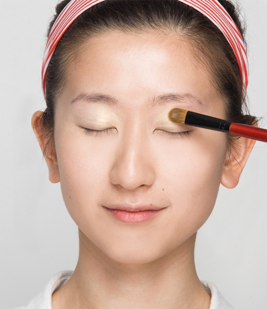 Tán đều, rộng khắp mí mắt. Xem thêm: Lên đời nhan sắc nhờ trang điểm / Điểm danh những chiếc cằm mới của Sao Việt. Tán đều, rộng khắp mí mắt. Xem thêm: Lên đời nhan sắc nhờ trang điểm / Điểm danh những chiếc cằm mới của Sao Việt.