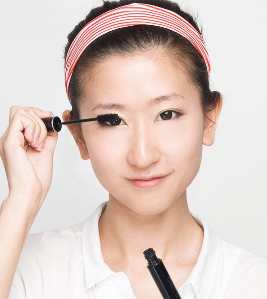 Dùng masscara chuốt nhẹ hàng mi. Bước này giúp mi mắt long lanh hơn, đậm nét hơn. Xem thêm: Lên đời nhan sắc nhờ trang điểm / Điểm danh những chiếc cằm mới của Sao Việt. Dùng masscara chuốt nhẹ hàng mi. Bước này giúp mi mắt long lanh hơn, đậm nét hơn. Xem thêm: Lên đời nhan sắc nhờ trang điểm / Điểm danh những chiếc cằm mới của Sao Việt.