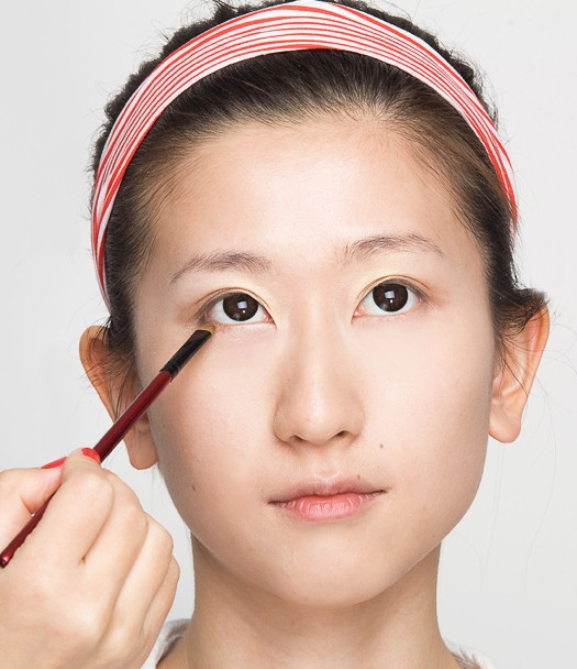 Dùng cọ nhỏ phủ một lớp nhỏ phía mí dưới. Xem thêm: Lên đời nhan sắc nhờ trang điểm / Điểm danh những chiếc cằm mới của Sao Việt. Dùng cọ nhỏ phủ một lớp nhỏ phía mí dưới. Xem thêm: Lên đời nhan sắc nhờ trang điểm / Điểm danh những chiếc cằm mới của Sao Việt.