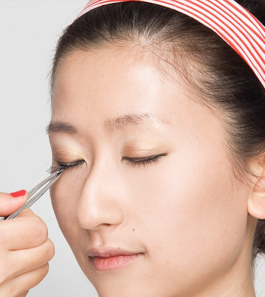 Chú ý dán sao cho hai bên mi mắt thật cân xứng. Xem thêm: Lên đời nhan sắc nhờ trang điểm / Điểm danh những chiếc cằm mới của Sao Việt. Chú ý dán sao cho hai bên mi mắt thật cân xứng. Xem thêm: Lên đời nhan sắc nhờ trang điểm / Điểm danh những chiếc cằm mới của Sao Việt.