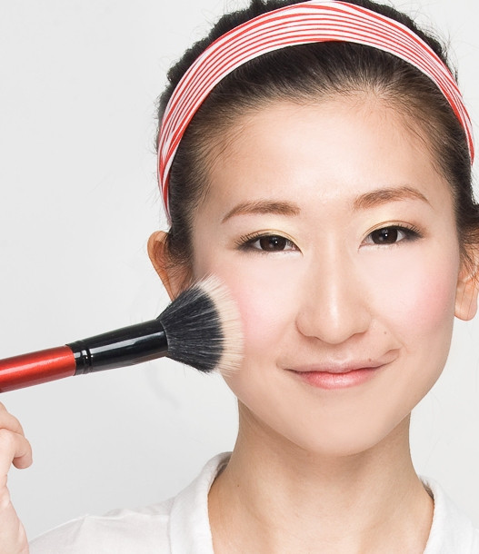 Lựa màu hồng cánh sen làm phấn má, giúp gương mặt hồng hào, tươi xinh. Xem thêm: Lên đời nhan sắc nhờ trang điểm / Điểm danh những chiếc cằm mới của Sao Việt. Lựa màu hồng cánh sen làm phấn má, giúp gương mặt hồng hào, tươi xinh. Xem thêm: Lên đời nhan sắc nhờ trang điểm / Điểm danh những chiếc cằm mới của Sao Việt.