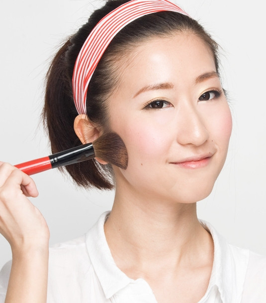 Bạn nên dùng cây cọ to, bông êm để đánh má hồng, như vậy phấn được tán đều hơn, đẹp hơn. Xem thêm: Lên đời nhan sắc nhờ trang điểm / Điểm danh những chiếc cằm mới của Sao Việt. Bạn nên dùng cây cọ to, bông êm để đánh má hồng, như vậy phấn được tán đều hơn, đẹp hơn. Xem thêm: Lên đời nhan sắc nhờ trang điểm / Điểm danh những chiếc cằm mới của Sao Việt.