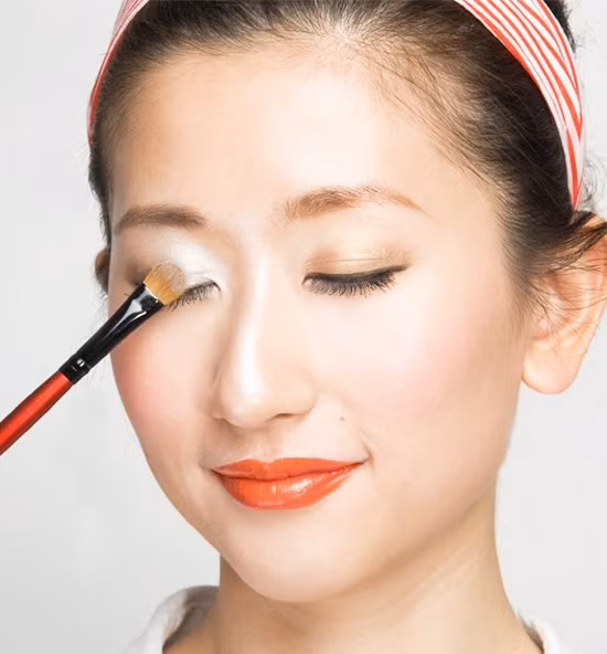 Sau đó dùng son khô đánh lớp trên. Bạn đã có đôi môi thật ngọt ngào và gợi cảm. Tiếp tục dùng màu mắt tô lớp trên cho mí mắt. Xem thêm: Lên đời nhan sắc nhờ trang điểm / Điểm danh những chiếc cằm mới của Sao Việt.