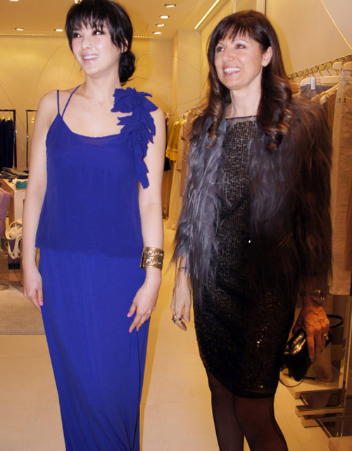 Rõ ràng chiếc cằm nhọn và khuôn mặtc chỉnh sửa khiến dung nhan của cô trở nên thiếu tự nhiên và già hơn.(Ảnh: Xz) Xem thêm: Điểm danh những chiếc cằm mới của Sao Việt. Rõ ràng chiếc cằm nhọn và khuôn mặtc chỉnh sửa khiến dung nhan của cô trở nên thiếu tự nhiên và già hơn.(Ảnh: Xz) Xem thêm: Điểm danh những chiếc cằm mới của Sao Việt.