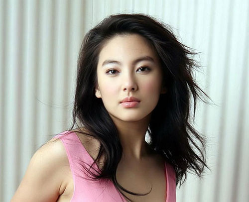 Ngay cả khi trang điểm nhẹ nhàng, Trương Vũ Kỳ vẫn rất xinh đẹp, vẻ đẹp đằm thắm, ngọt ngào mà không phải nữ diễn viên nào cũng có được. (Ảnh: vietbao) Xem thêm: Điểm danh những chiếc cằm mới của Sao Việt. Ngay cả khi trang điểm nhẹ nhàng, Trương Vũ Kỳ vẫn rất xinh đẹp, vẻ đẹp đằm thắm, ngọt ngào mà không phải nữ diễn viên nào cũng có được. (Ảnh: vietbao) Xem thêm: Điểm danh những chiếc cằm mới của Sao Việt.