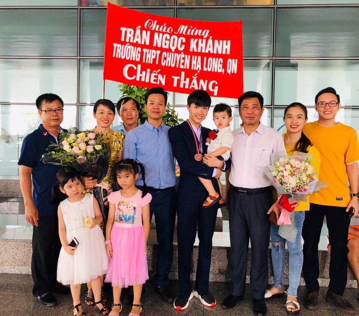 Gia đình, nhà trường vui mừng đón em Trần Ngọc Khánh tại sân bay ngày 5/6/2019. (Ảnh do Trường Trung học phổ thông chuyên Hạ Long cung cấp) Gia đình, nhà trường vui mừng đón em Trần Ngọc Khánh tại sân bay ngày 5/6/2019. (Ảnh do Trường Trung học phổ thông chuyên Hạ Long cung cấp)