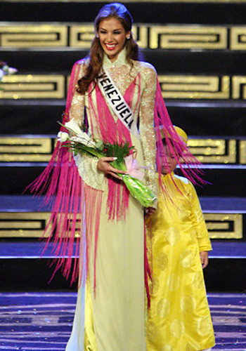 Hoa hậu Hoàn Vũ 2008 - Dayana Mendoza rạng ngời trong tà áo Việt Nam. (Theo 24h) Xem thêm: Bộ sưu tập váy xinh chào hè 2012. Hoa hậu Hoàn Vũ 2008 - Dayana Mendoza rạng ngời trong tà áo Việt Nam. (Theo 24h) Xem thêm: Bộ sưu tập váy xinh chào hè 2012.