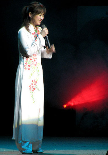 Jang Na Ra cực kỳ xinh xắn, đáng yêu với áo dài điểm hoa đào. Vóc dáng nhỏ nhắn, gương mặt xinh như búp bê khiến cô cực kỳ hợp với trang phục truyền thống của Việt Nam. (Ảnh: 24h) Xem thêm: Bộ sưu tập váy xinh chào hè 2012. Jang Na Ra cực kỳ xinh xắn, đáng yêu với áo dài điểm hoa đào. Vóc dáng nhỏ nhắn, gương mặt xinh như búp bê khiến cô cực kỳ hợp với trang phục truyền thống của Việt Nam. (Ảnh: 24h) Xem thêm: Bộ sưu tập váy xinh chào hè 2012.