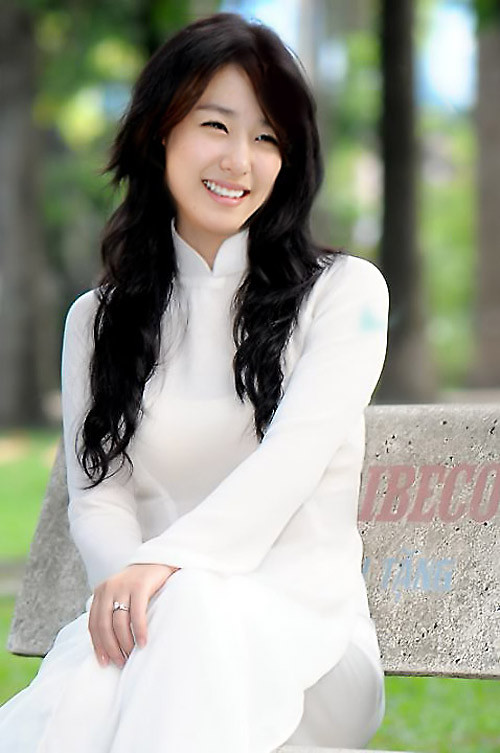 Trong khi đó, cô bạn cùng nhóm Tiffani quá đỗi trong sáng, dịu hiền với áo dài trắng tinh khôi. (Ảnh: 24h) Xem thêm: Bộ sưu tập váy xinh chào hè 2012. Trong khi đó, cô bạn cùng nhóm Tiffani quá đỗi trong sáng, dịu hiền với áo dài trắng tinh khôi. (Ảnh: 24h) Xem thêm: Bộ sưu tập váy xinh chào hè 2012.