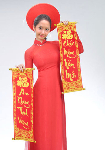 YoonA mang không khí xuân về khắp mọi nhà. Cô nàng thực sự rất hợp với áo dài đỏ, khăn xếp. (Ảnh: 24h) Xem thêm: Bộ sưu tập váy xinh chào hè 2012. YoonA mang không khí xuân về khắp mọi nhà. Cô nàng thực sự rất hợp với áo dài đỏ, khăn xếp. (Ảnh: 24h) Xem thêm: Bộ sưu tập váy xinh chào hè 2012.
