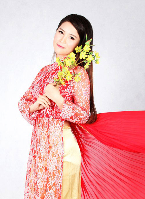 Người đẹp tạo dáng yêu kiều với cành hoa mai, áo dài đỏ, khiến người xem như "chạm" vào được không khí xuân sang, tết đến. (Ảnh: 24h) Xem thêm: Bộ sưu tập váy xinh chào hè 2012. Người đẹp tạo dáng yêu kiều với cành hoa mai, áo dài đỏ, khiến người xem như "chạm" vào được không khí xuân sang, tết đến. (Ảnh: 24h) Xem thêm: Bộ sưu tập váy xinh chào hè 2012.