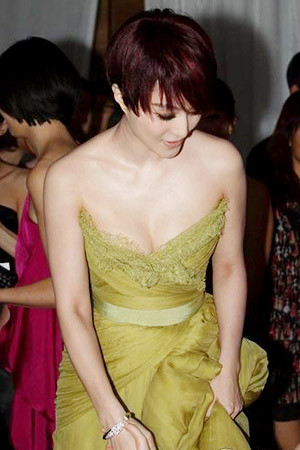 Làn da trắng nõn và bờ vai thon cũng là lợi thế giúp Phạm Băng Băng ghi dấu ấn với công chúng. (Ảnh: 24h) Xem thêm: Bằng chứng "tố" Angela Baby cậy nhờ dao kéo để xinh đẹp.